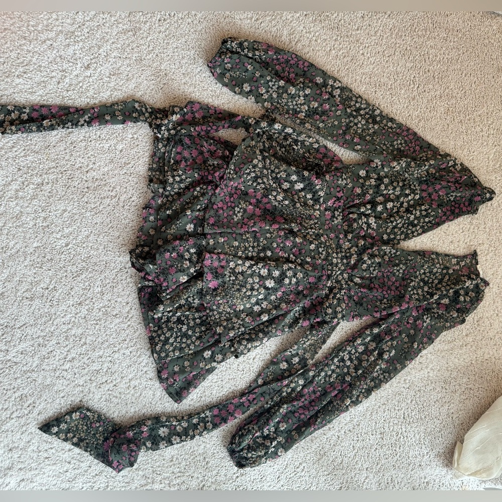 Illa Illa green floral long sleeve bow romper size small